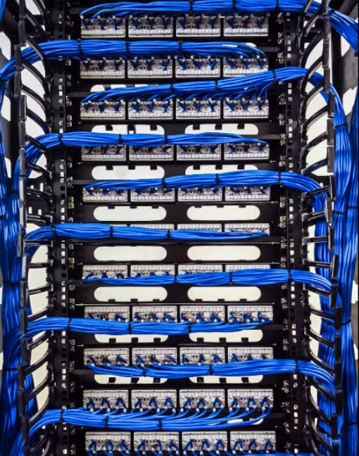 Montagem e organização de racks pela equipe Batra